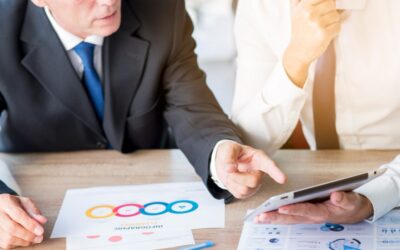 Professionnels analysant graphiques et tablette, démonstration pratique comment exploiter les données de marché pour une analyse de marque