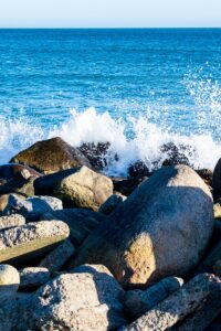 roches grises et brunes près d'un plan d'eau pendant la journée