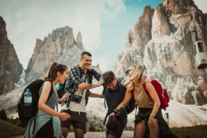 photographie en contre-plongée de deux hommes jouant à côté de deux femmes