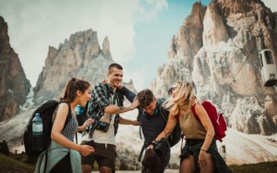 photographie en contre-plongée de deux hommes jouant à côté de deux femmes