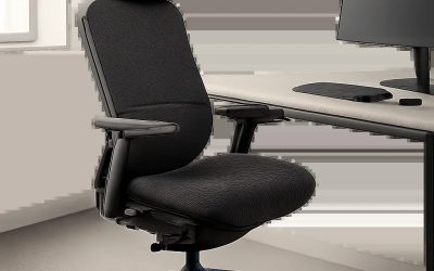 Illustration d’une chaise ergonomique premium dans un espace de travail moderne. L’image met en avant le confort, le maintien lombaire et l’adaptation à une posture de bureau prolongée.