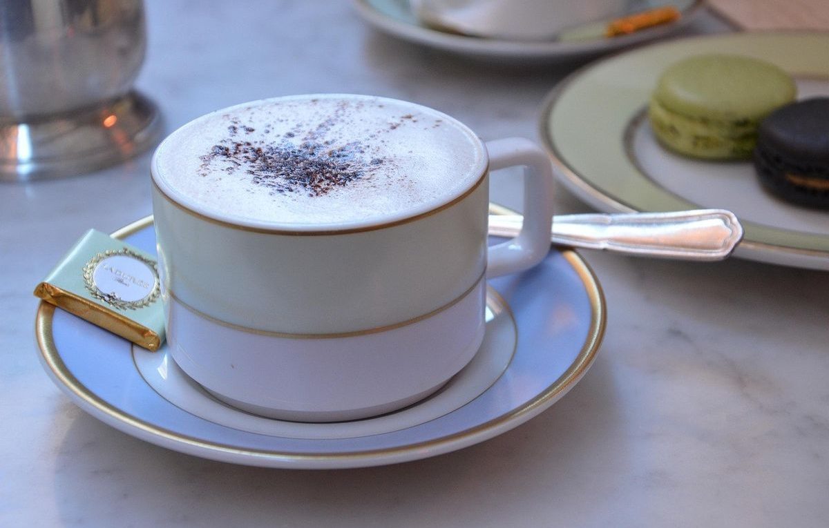 Tasse de café avec macarons sur une table en marbre