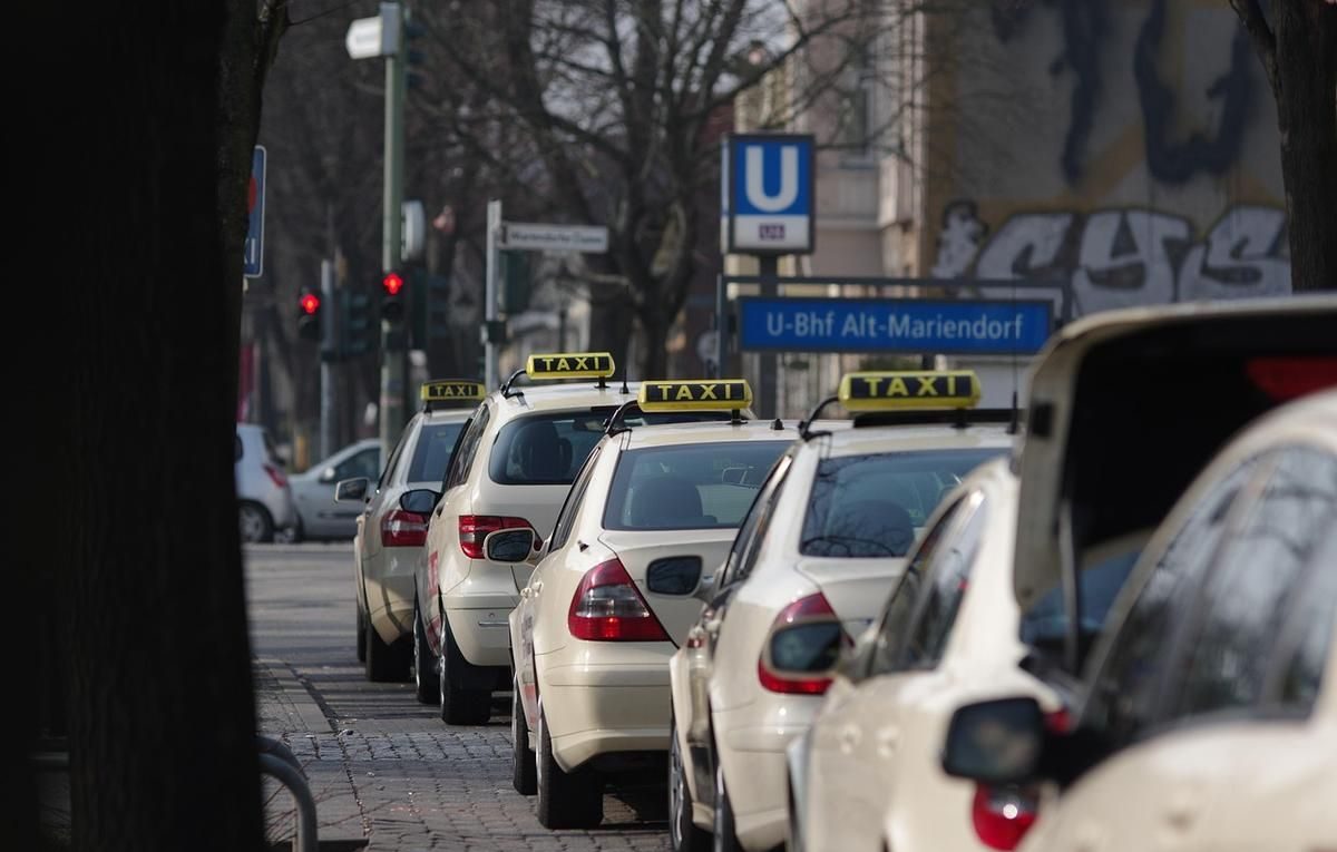Une rangée de taxis beige attend devant un panneau U-Bahn