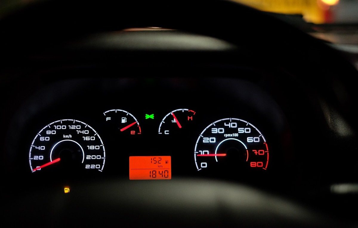 Le tableau de bord d'une voiture montre les jauges et l'affichage numérique