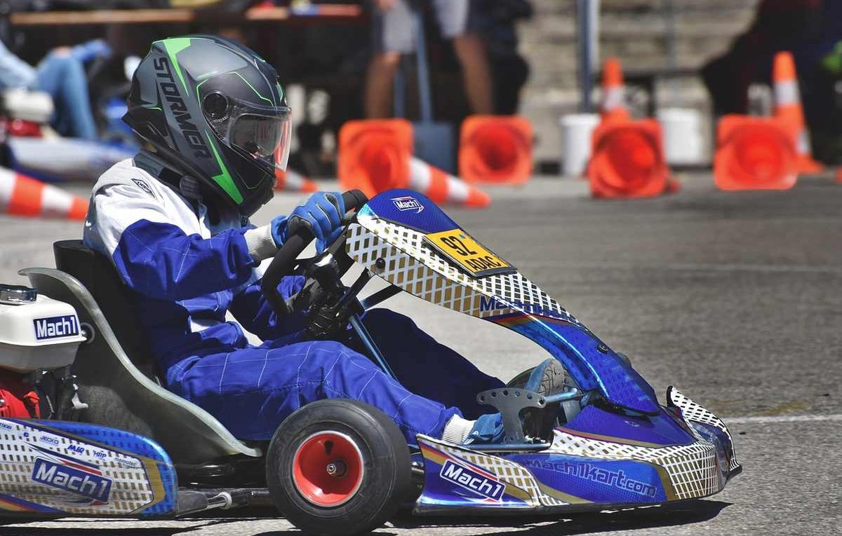 pilote de karting en pleine course sur piste asphaltée